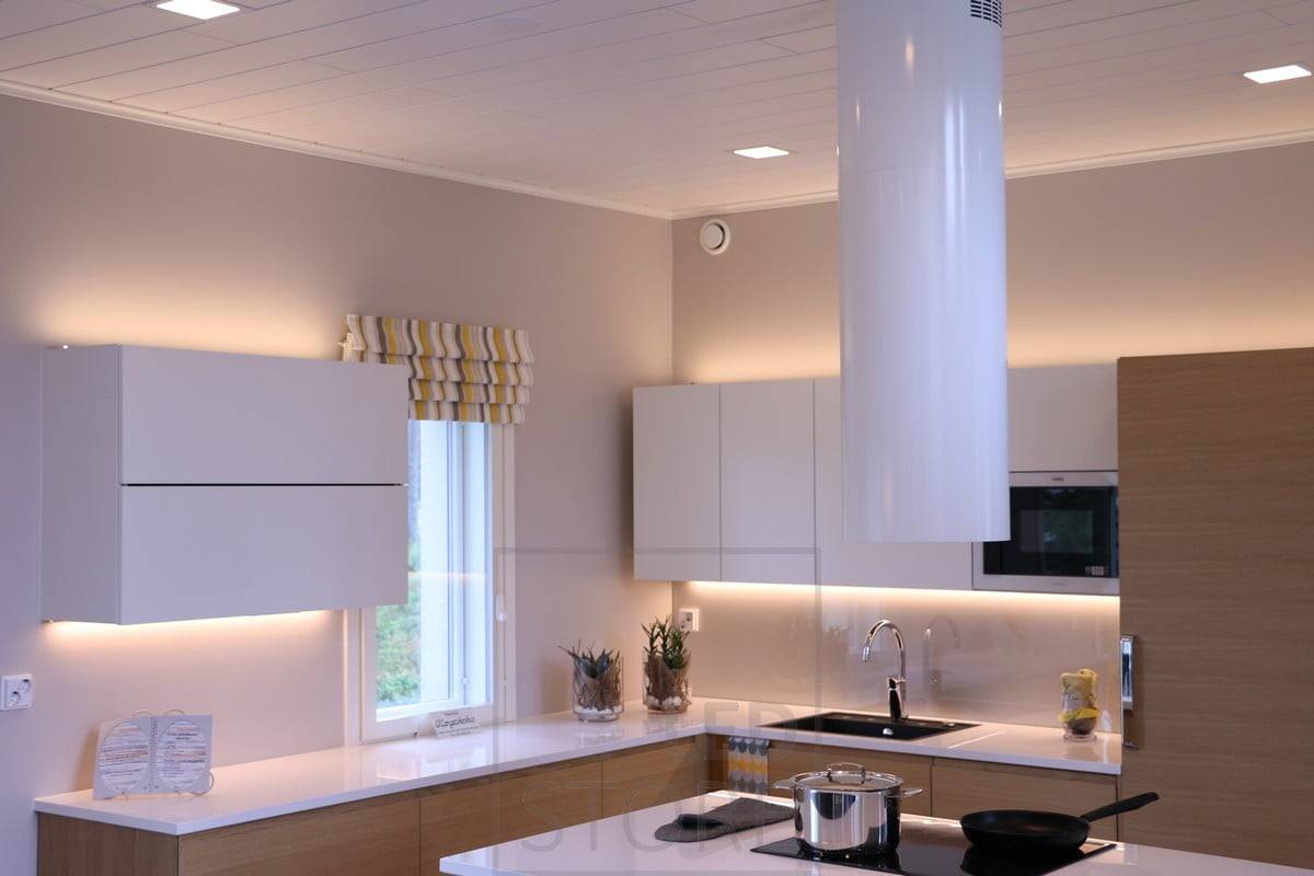 Luz indirecta encima de armarios, encima de encimera tiras led en perfil bajo. Ledstore.fi