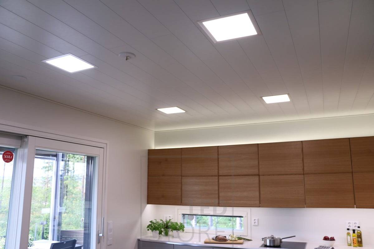 Paneles de luz en el techo, iluminación indirecta en los armarios y una tira de leds iluminando el nivel de la cocina. Ledstore.fi