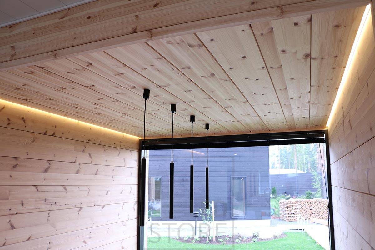 Hermosa iluminación indirecta entre el techo y la pared, iluminando suavemente a través de la pared. Ledstore.fi