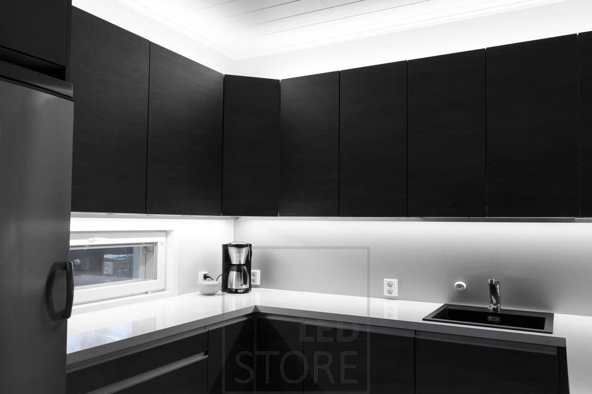 En la cocina iluminación atmosférica y práctica realizada con tiras led. Ledstore.fi