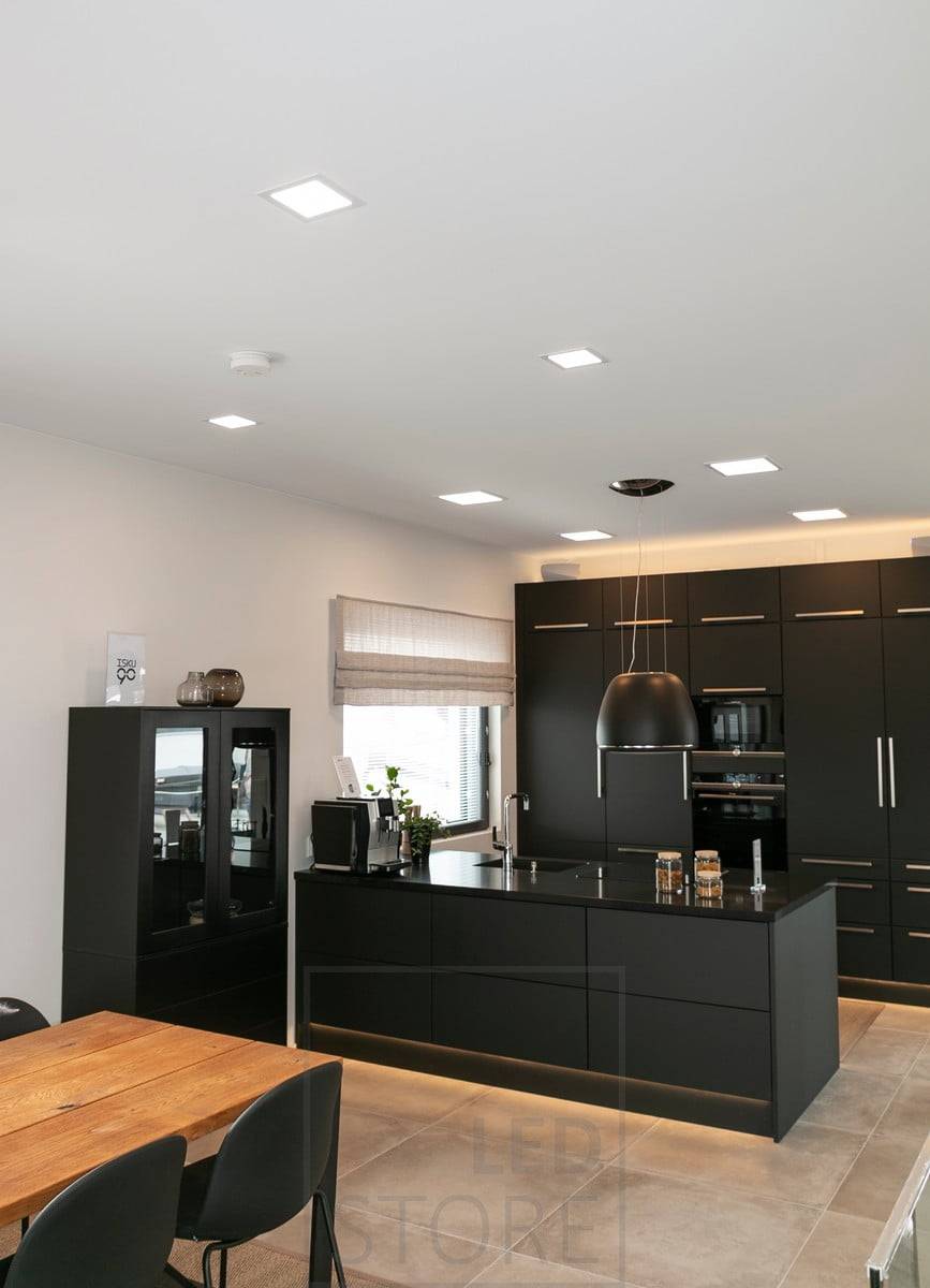 En la cocina, iluminación general con pequeños paneles luminosos, tiras de led encima de los armarios y en el zócalo. Ledstore.fi