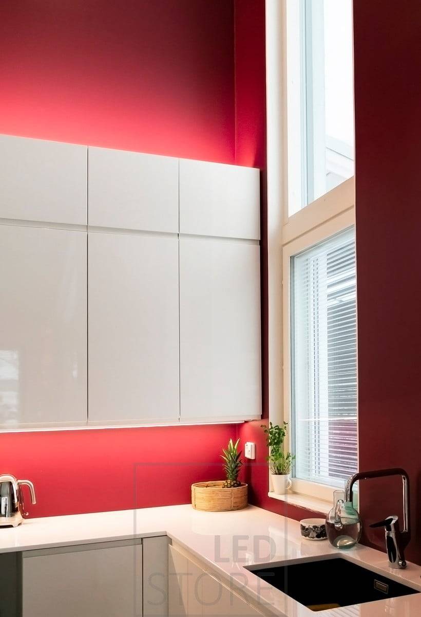 Luz indirecta encima de los armarios de cocina, tira de LED debajo de los armarios para iluminar el nivel de la cocina y crear una luz de alta calidad para cocinar. Ledstore.fi