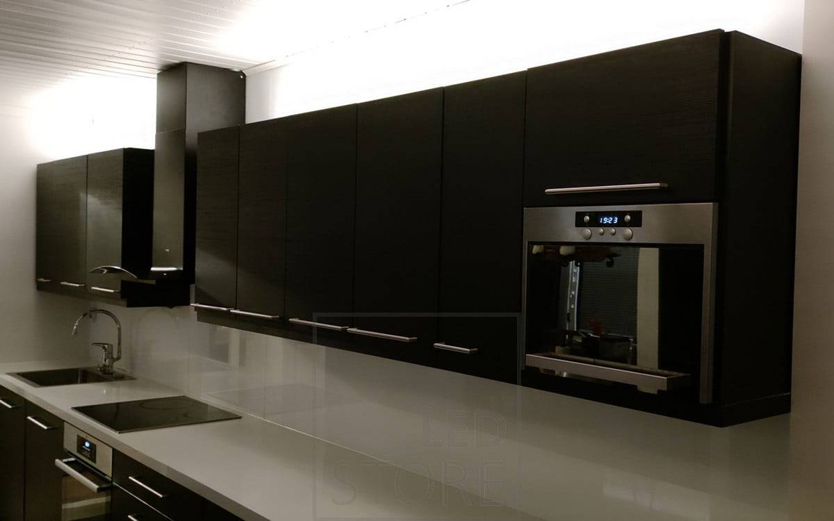 Tiras de leds dirigidas al techo para crear una iluminación suave en la cocina. Ledstore.fi