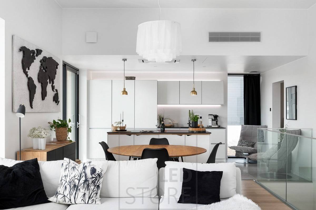 Tiras de leds que crean una iluminación de trabajo en la encimera de la cocina y una iluminación ambiental en los armarios. Ledstore.fi