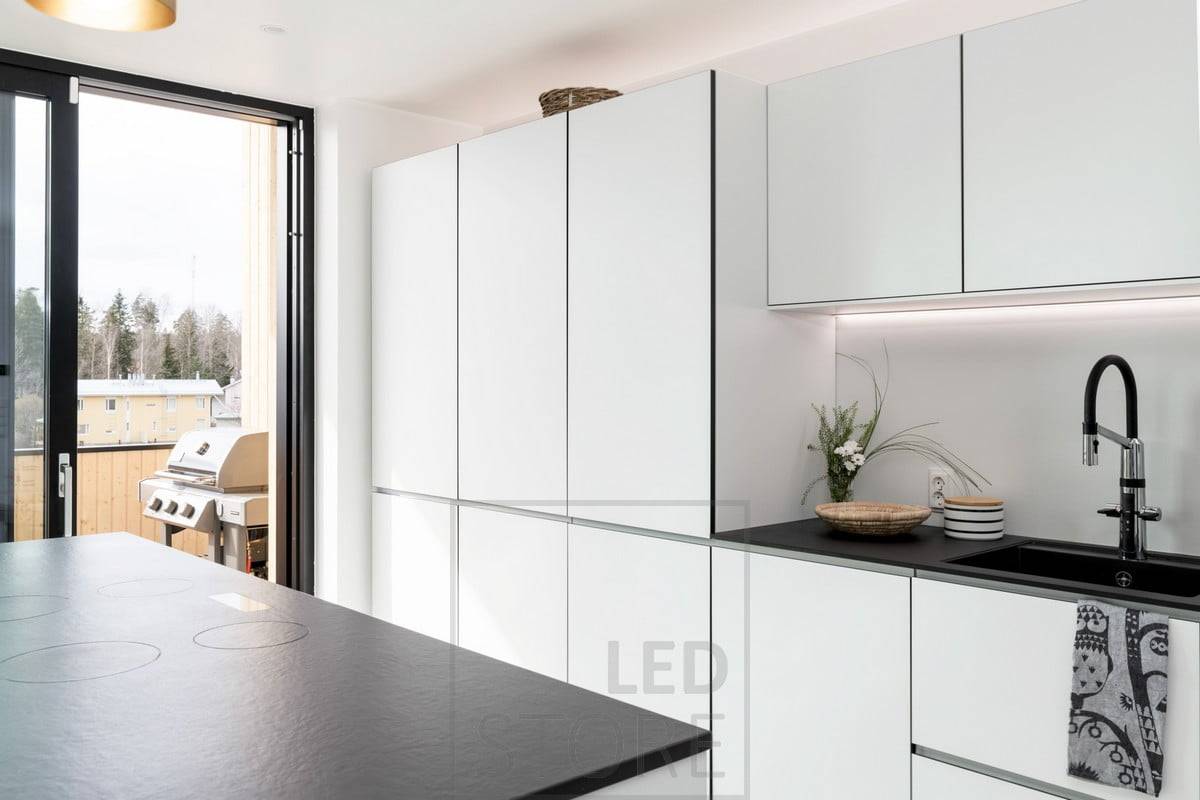En la cocina, una tira de leds en el tabique ilumina el nivel de la cocina desde la parte inferior de los armarios superiores. La tira led actúa como una excelente luz para cocinar. Ledstore.fi