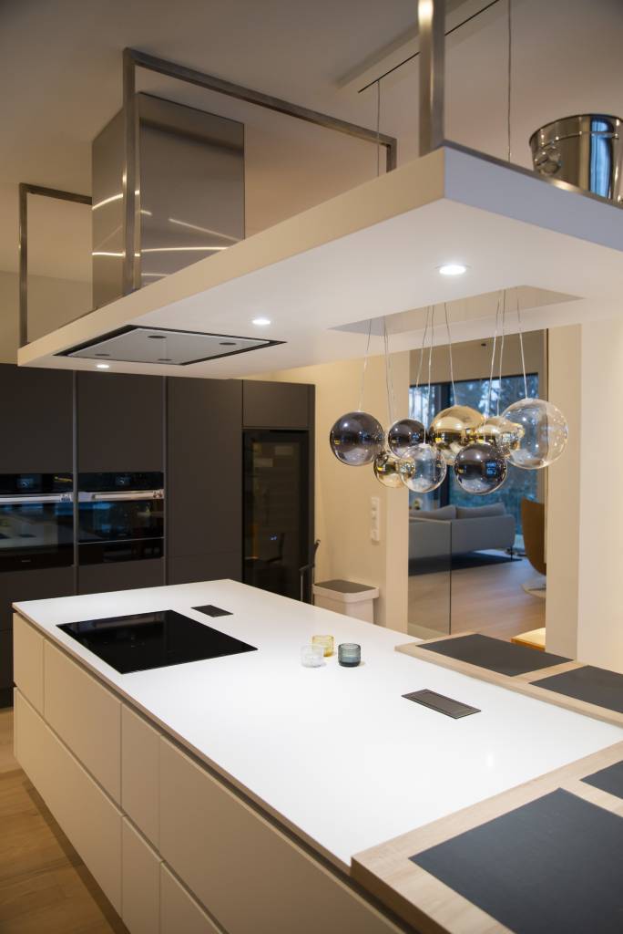 Luz directa de focos blancos modelo 023 en la isla de la cocina de abajo. LedStore.fi