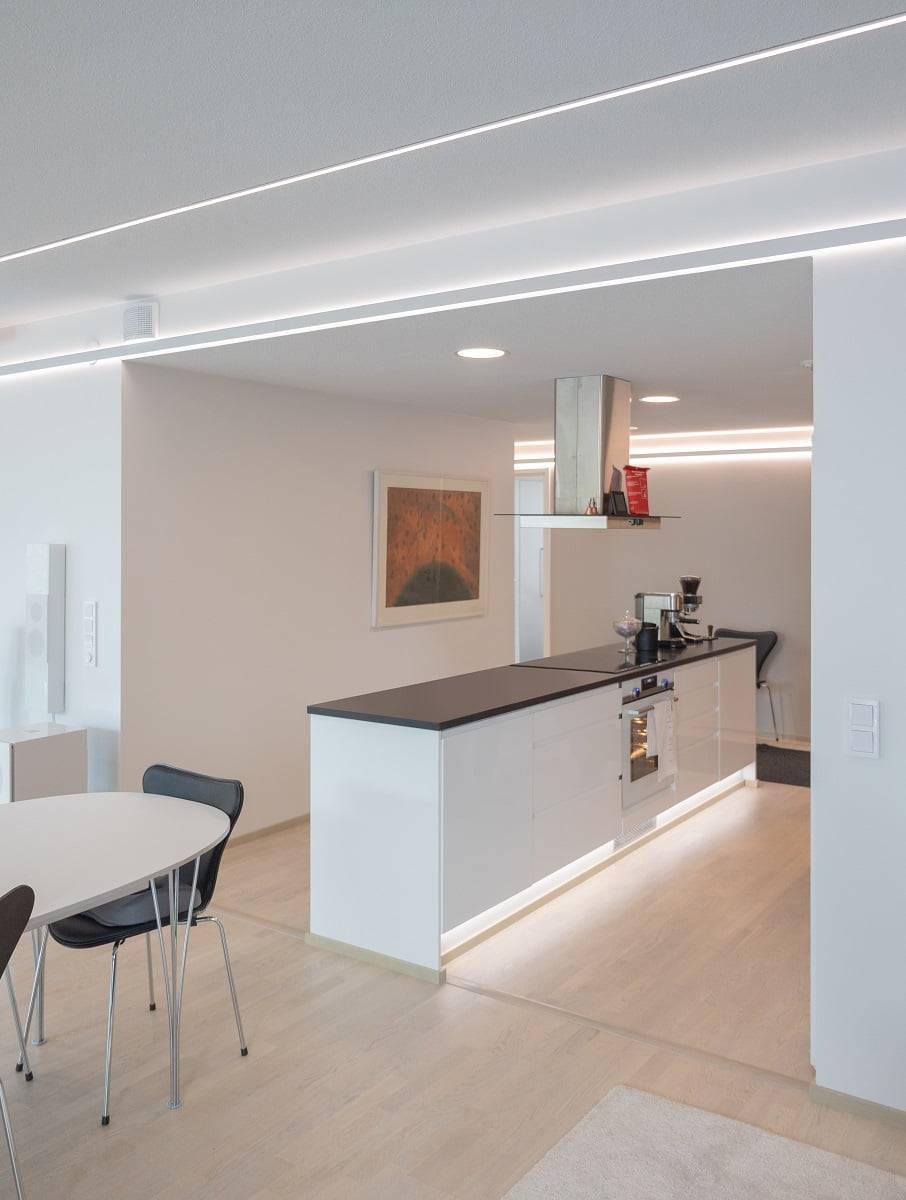 La iluminación de zócalos de cocina puede utilizarse para resaltar los muebles y crear una iluminación ambiental indirecta. ©LedStore