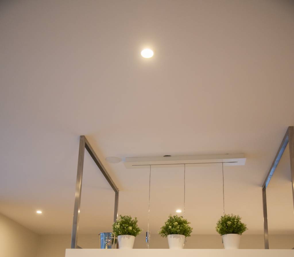 En la cocina, un foco blanco de 9W del modelo 023 fijo como luz general. © LedStore