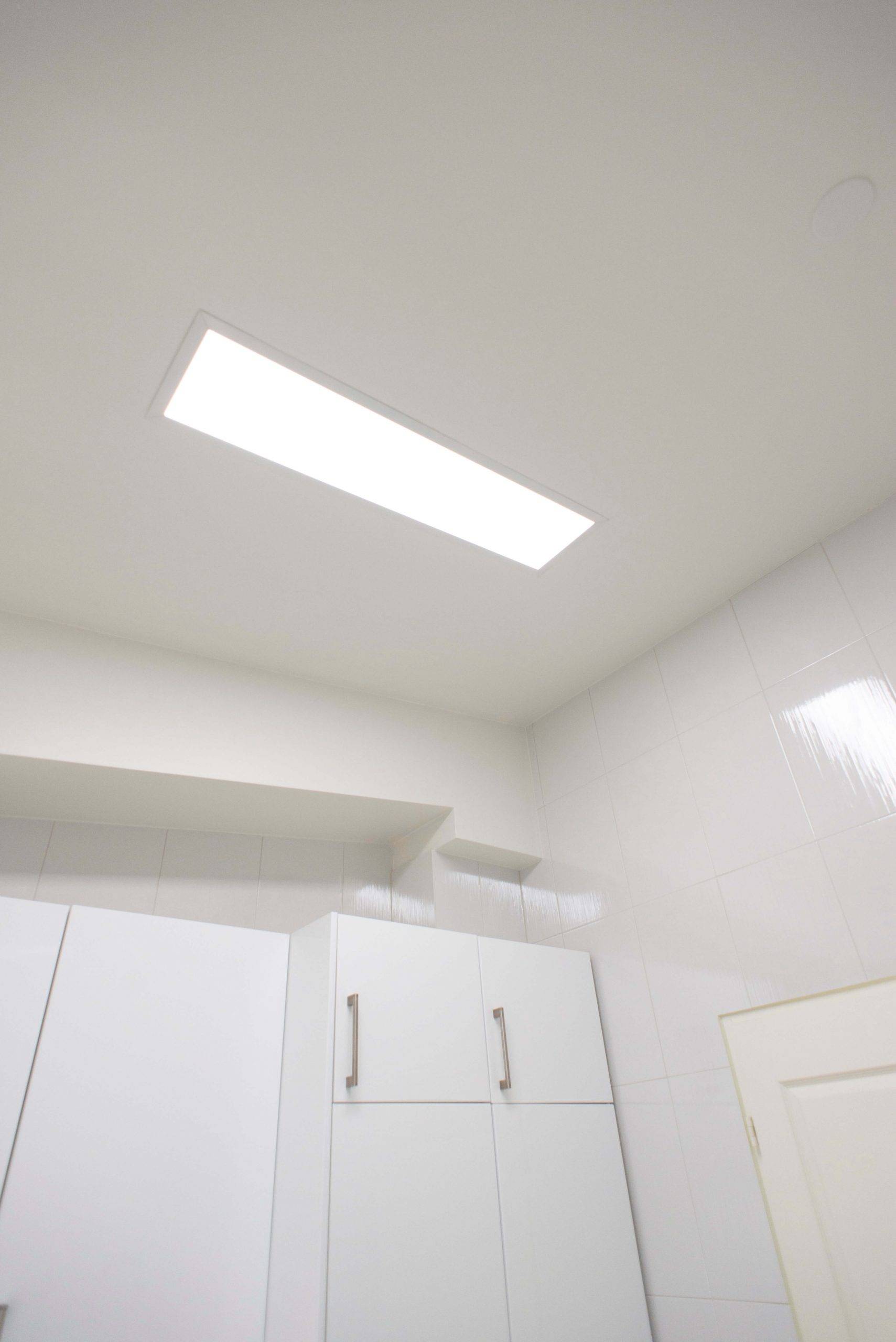 Logotipo de tienda LED con un cuadrado blanco y texto sobre fondo verde, que destaca los productos de iluminación LED para soluciones energéticamente eficientes.