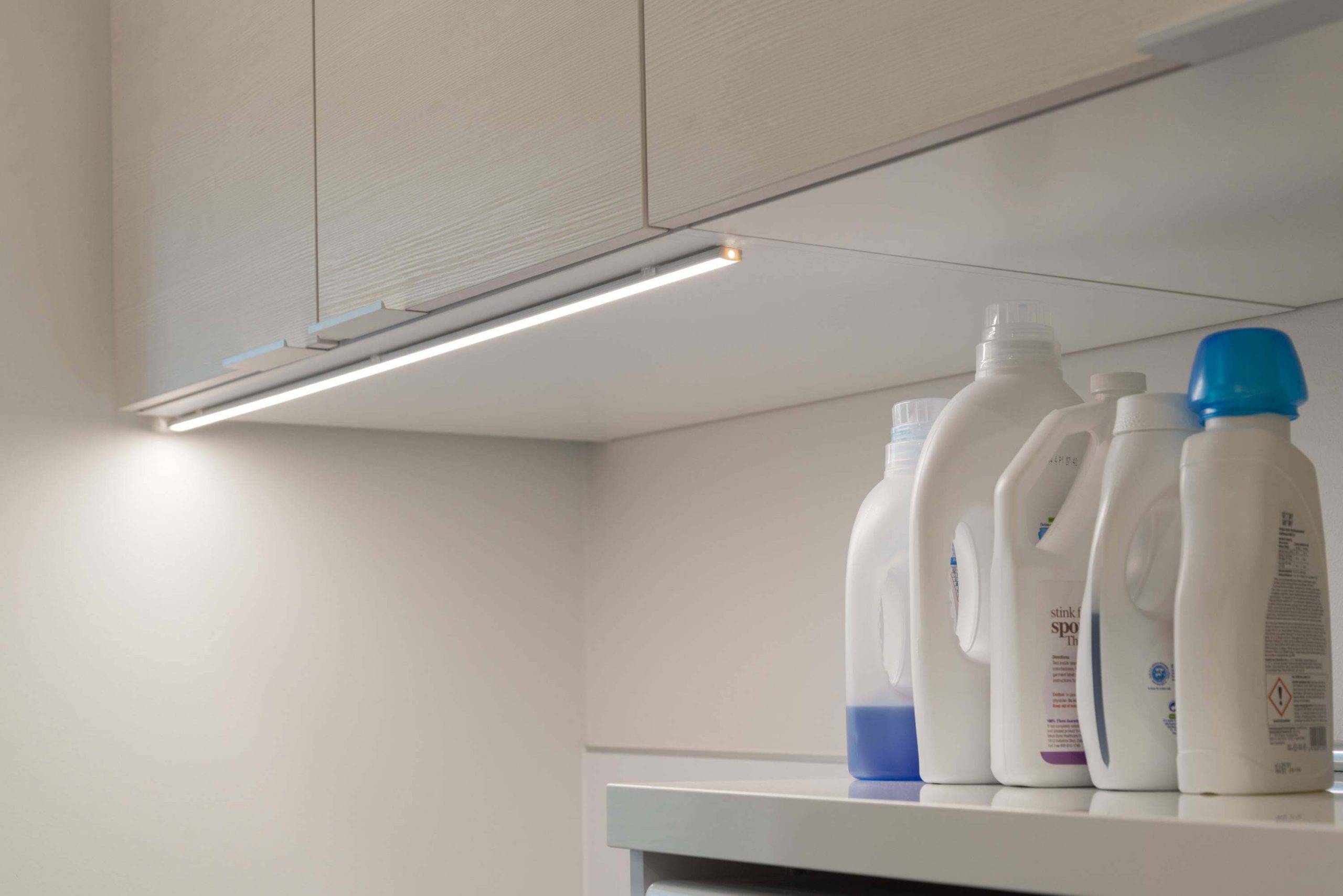 Logotipo de LED Store: un cuadrado blanco con el texto "LED STORE" en letras blancas sobre un fondo verde brillante, que destaca las soluciones de iluminación energéticamente eficientes.