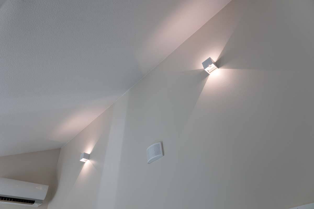 Un fondo verde con un cuadrado blanco en el centro con el texto "LED STORE" en texto blanco para destacar las soluciones de iluminación energéticamente eficientes.