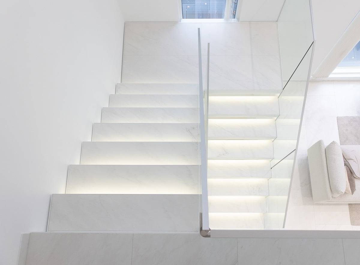 Logotipo de LED STORE sobre fondo verde: un cuadrado blanco con "LED" sobre el texto "STORE" en blanco, que realza la visibilidad de la marca de iluminación de bajo consumo.