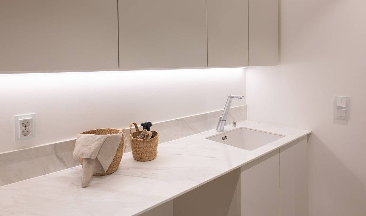 Logotipo de LED STORE: texto blanco en un marco cuadrado sobre fondo verde, que representa soluciones de iluminación energéticamente eficientes.