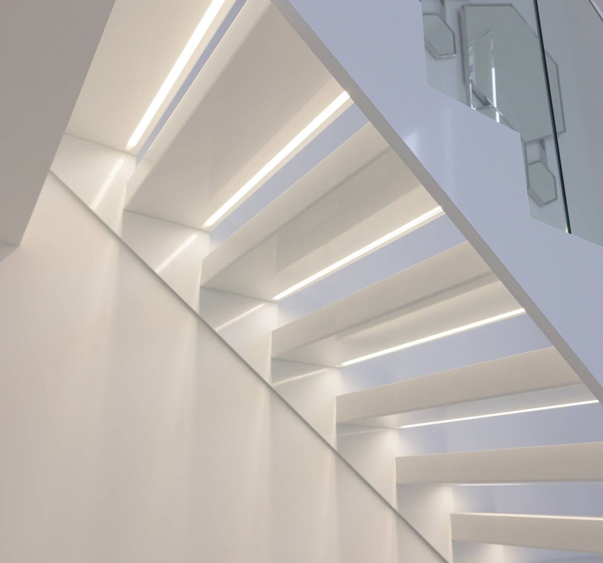 LED STORE" en negrita dentro de un cuadrado blanco sobre fondo verde, promocionando productos de iluminación LED de bajo consumo.