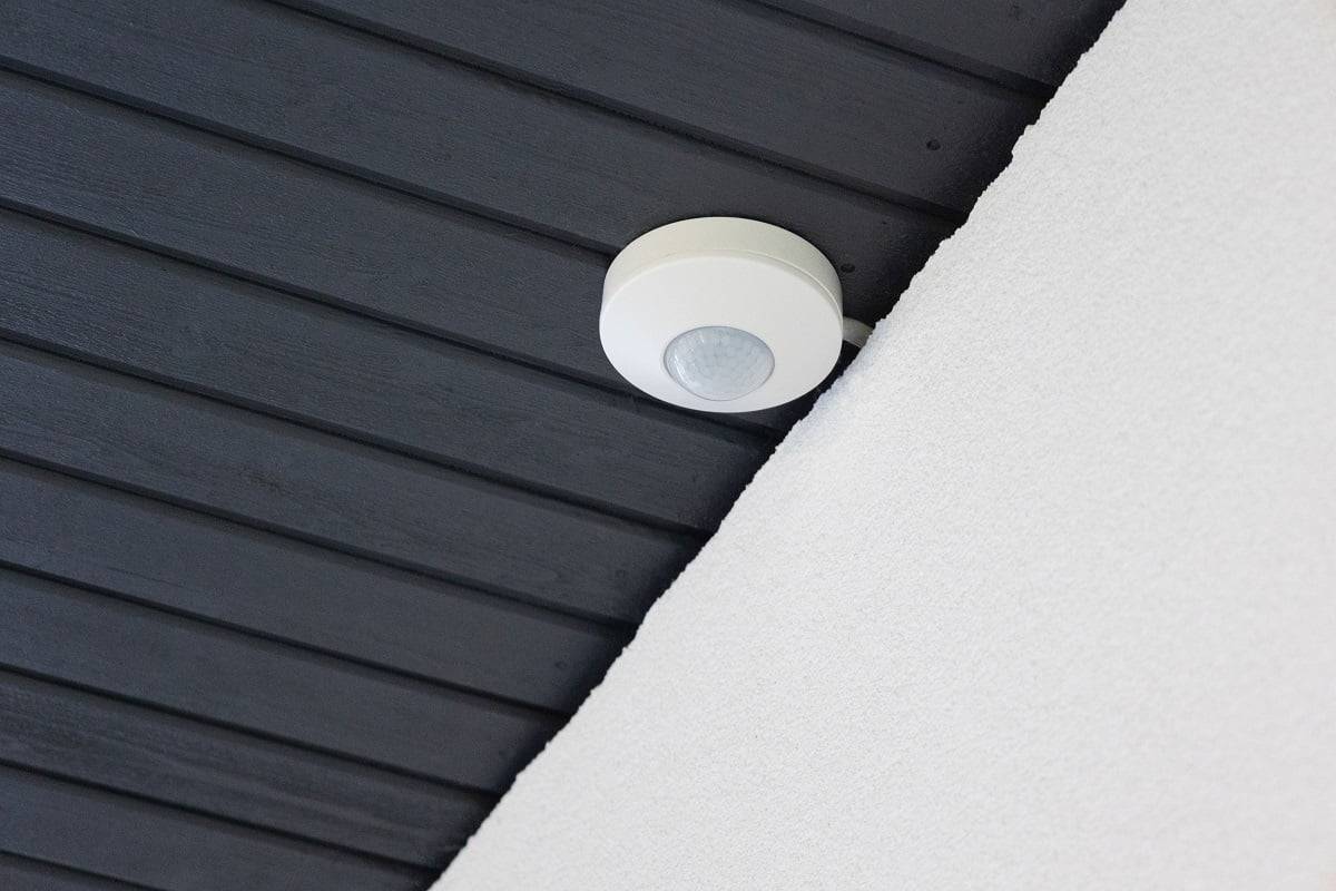 Un fondo verde con un cuadrado blanco en el centro con el texto "LED STORE" en negrita, promoviendo opciones de iluminación LED respetuosas con el medio ambiente.