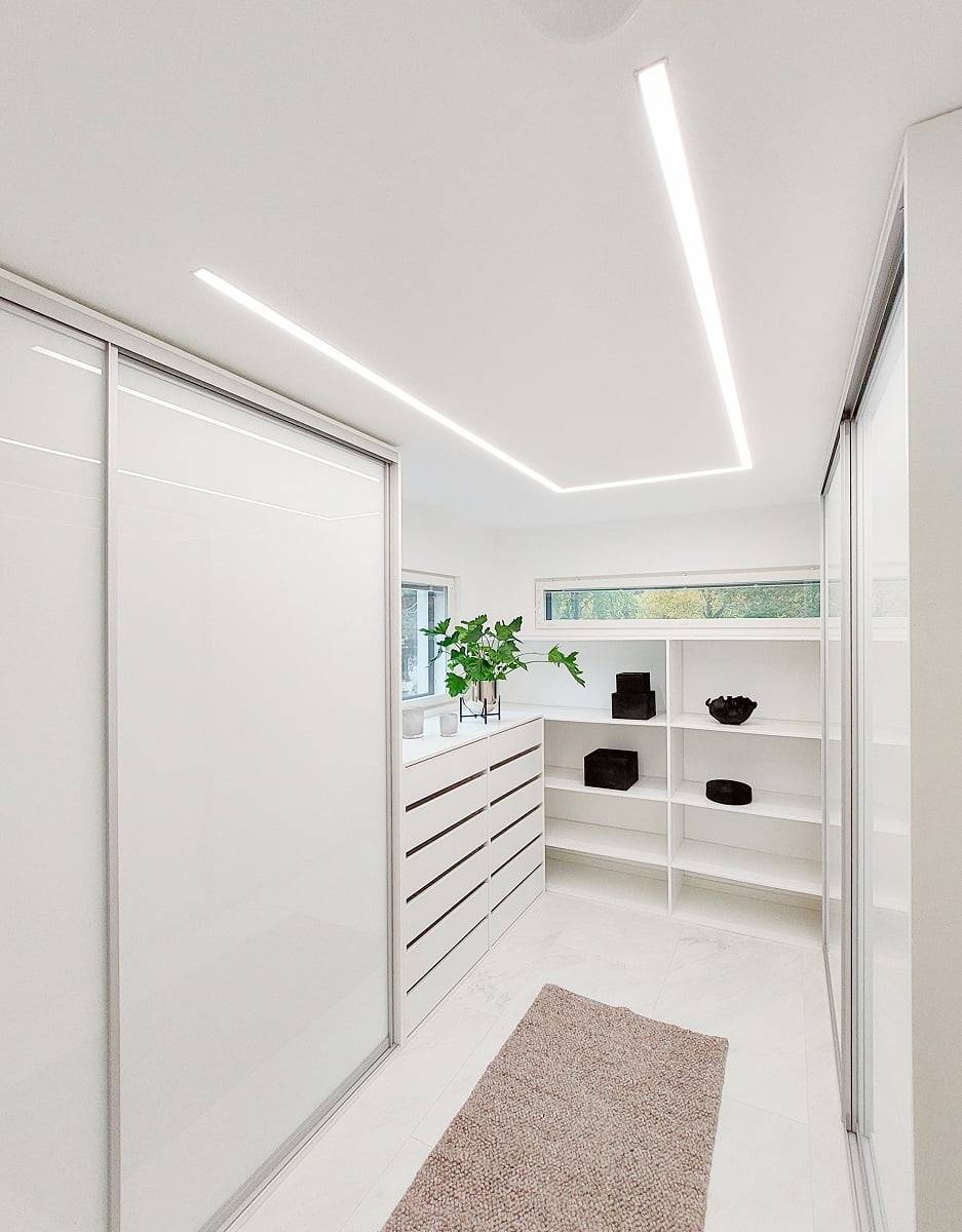 Sobre un fondo verde aparece un cuadrado blanco con el texto "LED STORE" en letras blancas y en negrita para destacar las soluciones de iluminación energéticamente eficientes.