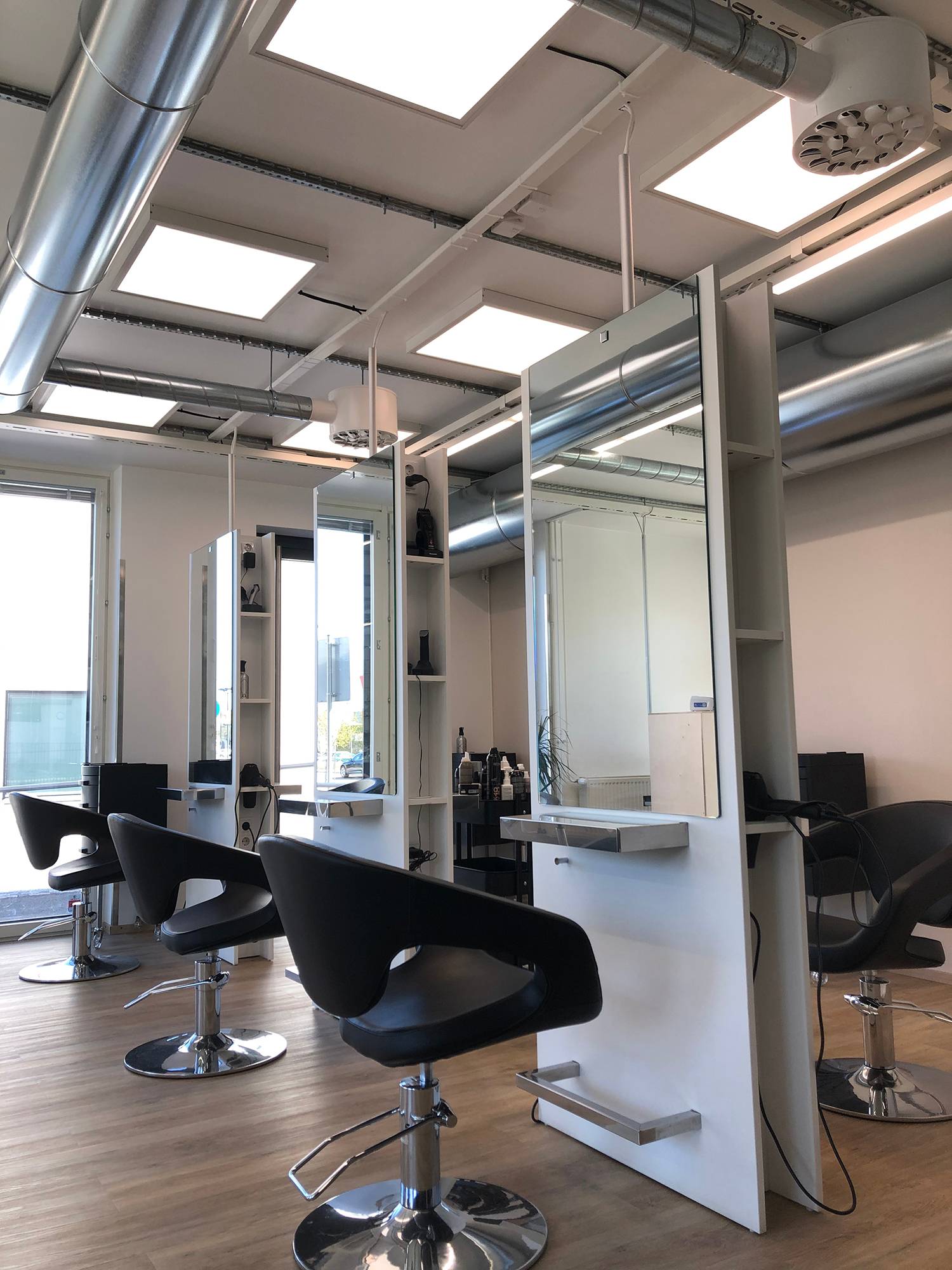 El salón de peluquería está iluminado por un panel de 600x600 luminarias que crean una iluminación buena, brillante y de alta calidad. La luz es regulable en intensidad y temperatura de color, por lo que puede ajustarse a sus necesidades. Ledstore.fi