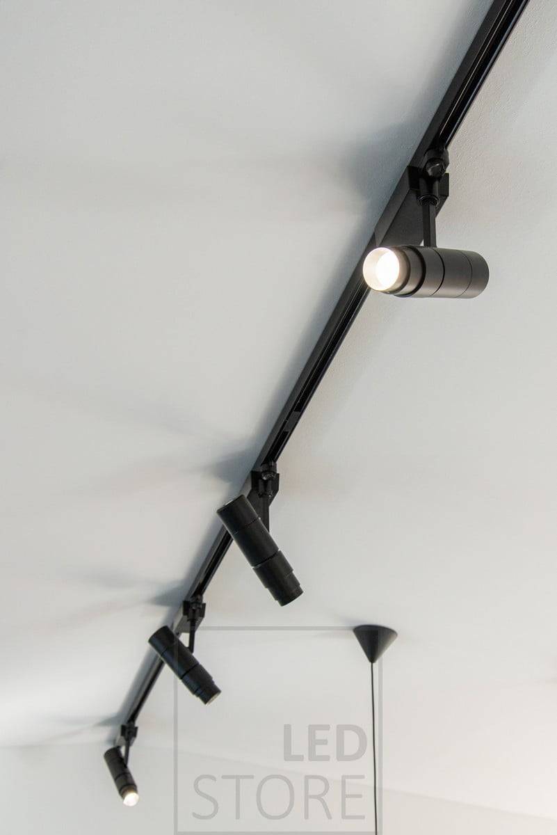 Foco led FOKUS negro para carril trifásico. La luminaria está disponible en blanco y negro, en 15W y 35W. La luminaria tiene un ángulo de apertura de luz infinitamente ajustable entre 10 y 60 grados. Ledstore.fi