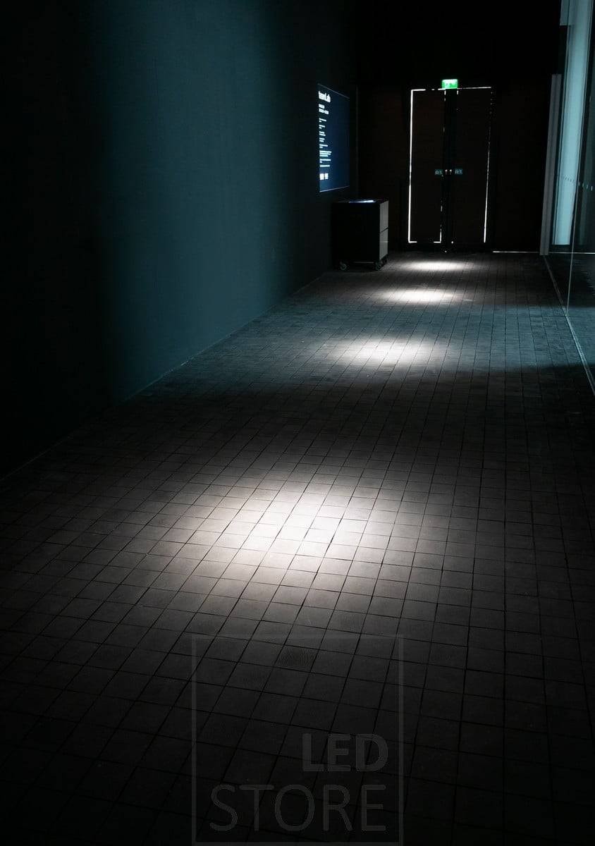 El foco FOKUS en tamaño trifásico es ideal para su uso como luz general, así como luz de acento, ya que tiene un ángulo de haz infinitamente ajustable entre 10 y 60 grados. Ledstore.fi