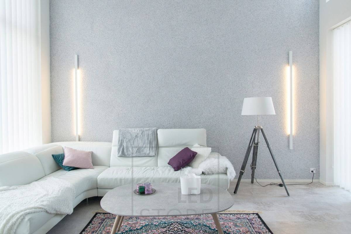 Wall LINE 1700 proporciona luz de forma indirecta a través de la pared, lo que la hace especialmente adecuada para espacios atmosféricos como dormitorios, salones, pero también para cuartos de baño gracias a su protección IP44. Ledstore.fi
