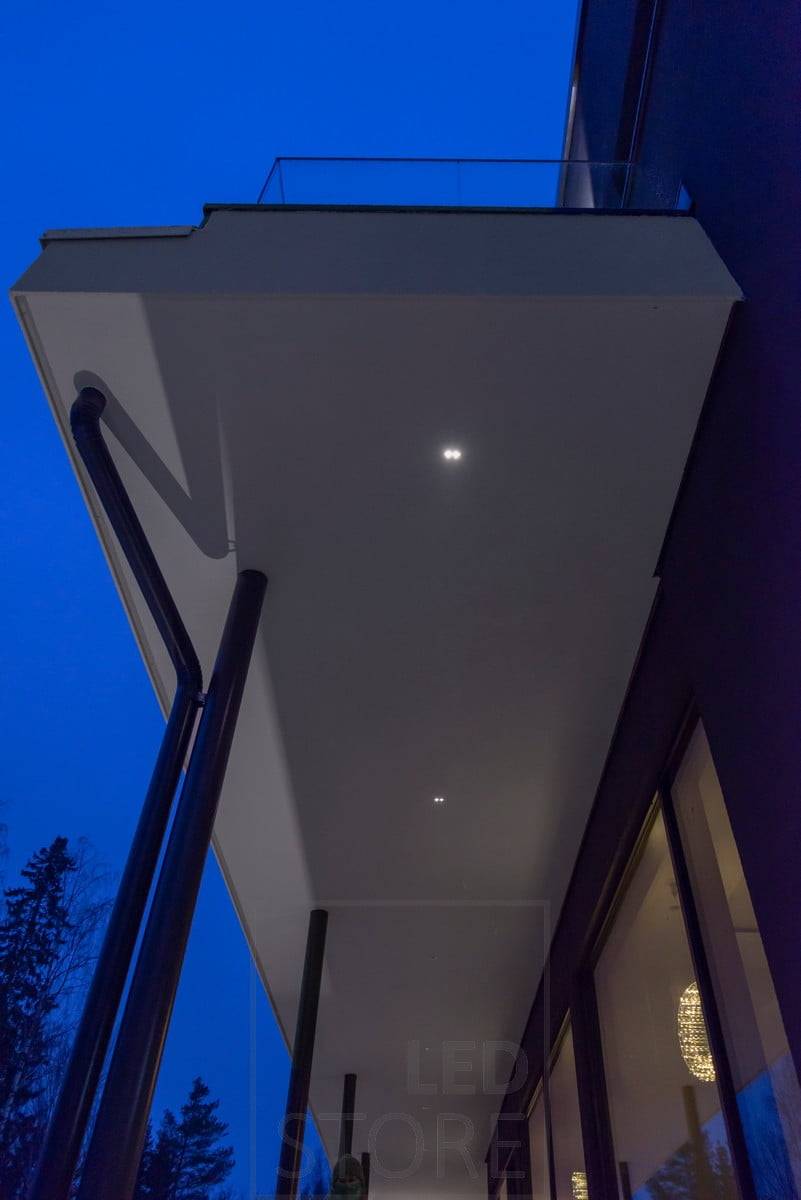 LINJA 2 spots para iluminación de terrazas. La luminaria es regulable y resistente a la humedad (IP44). Ledstore.fi