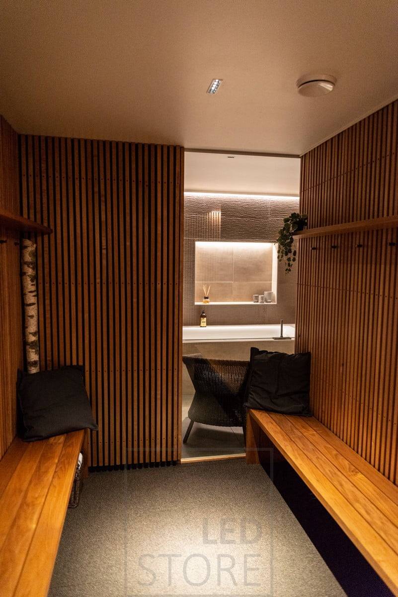 Vestidor iluminado con 5 focos LINJA. El foco lineal en el techo continúa el flujo de diseño del embellecedor de la pared. Ledstore.fi