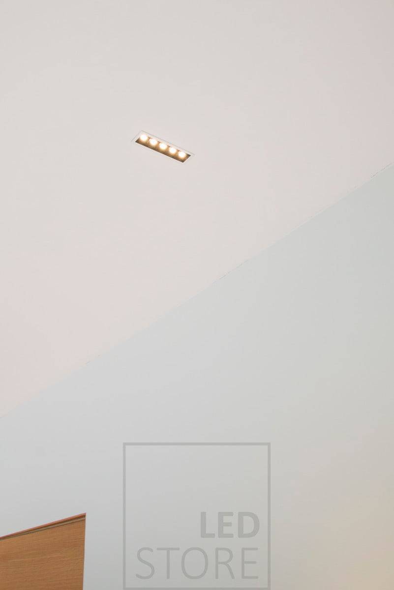 Foco LINJA 5 en el techo. La luminaria se integra perfectamente en el techo blanco. Ledstore.fi