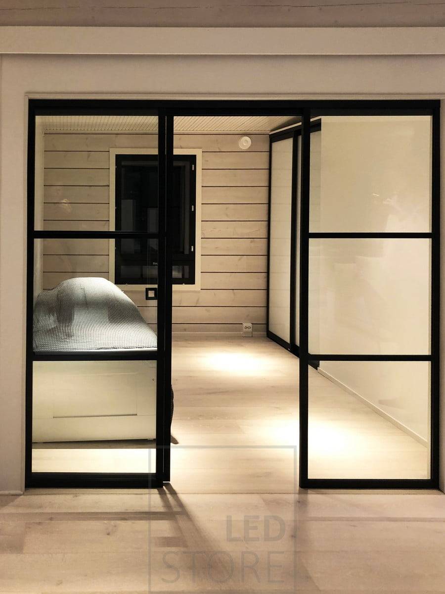 En el dormitorio, los puntos LINJA del techo iluminan la luz de ángulo estrecho. Ledstpre.fi
