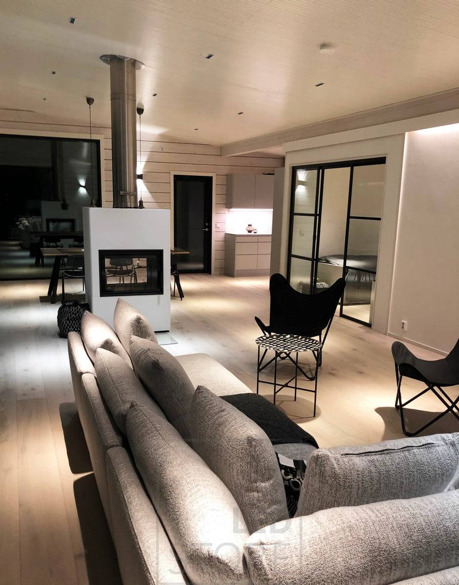 Iluminación atmosférica conseguida con focos de ángulo estrecho, apliques de pared y tiras de LED e iluminación interior. Ledstore.fi