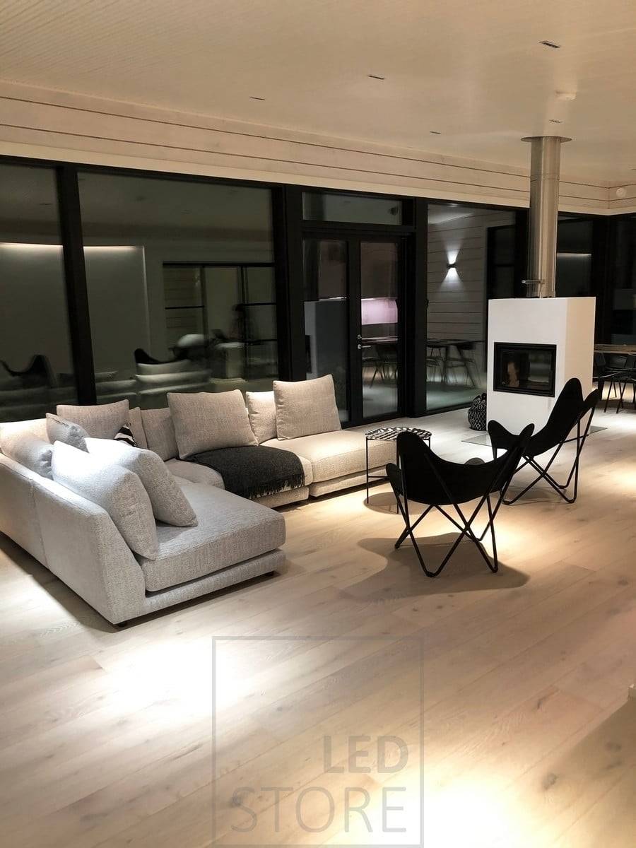 Focos LINJA como iluminación general atmosférica en el salón. Ledstore.fi