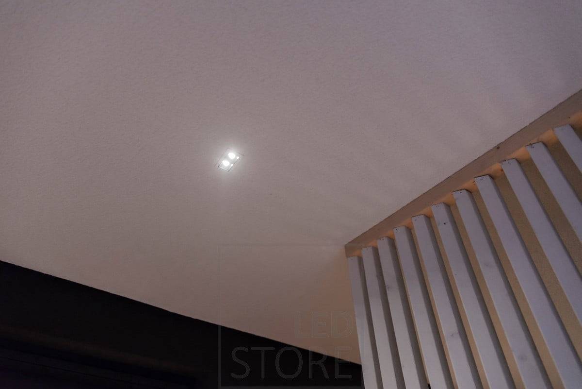 Foco Led LINJA 2 en el techo de la terraza. La pequeña luminaria es discreta en el techo, pero muy adecuada para iluminar el pasillo de la terraza. Ledstore.fi