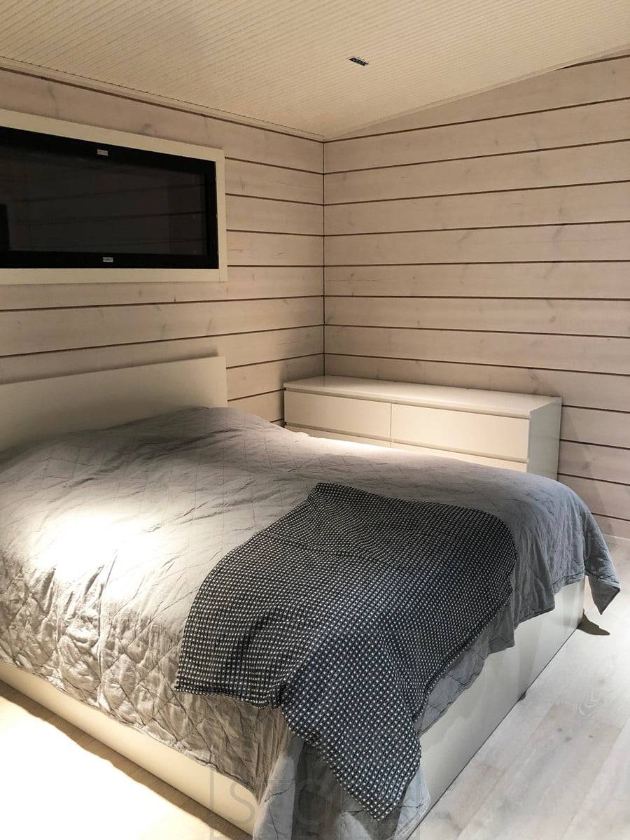 Los focos LINJA en el techo del dormitorio iluminan la habitación con luz de ángulo estrecho. Ledstore.fi