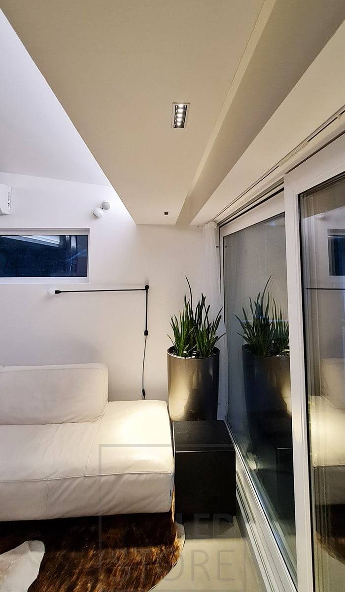 Iluminación ambiental de salón con tira de LED para luz indirecta y 5 focos LINJA para luz de ángulo estrecho hacia abajo.La salida de luz equivale a 5x20W halógena, ¡con un consumo de sólo 5x2W! Ledstore.fi