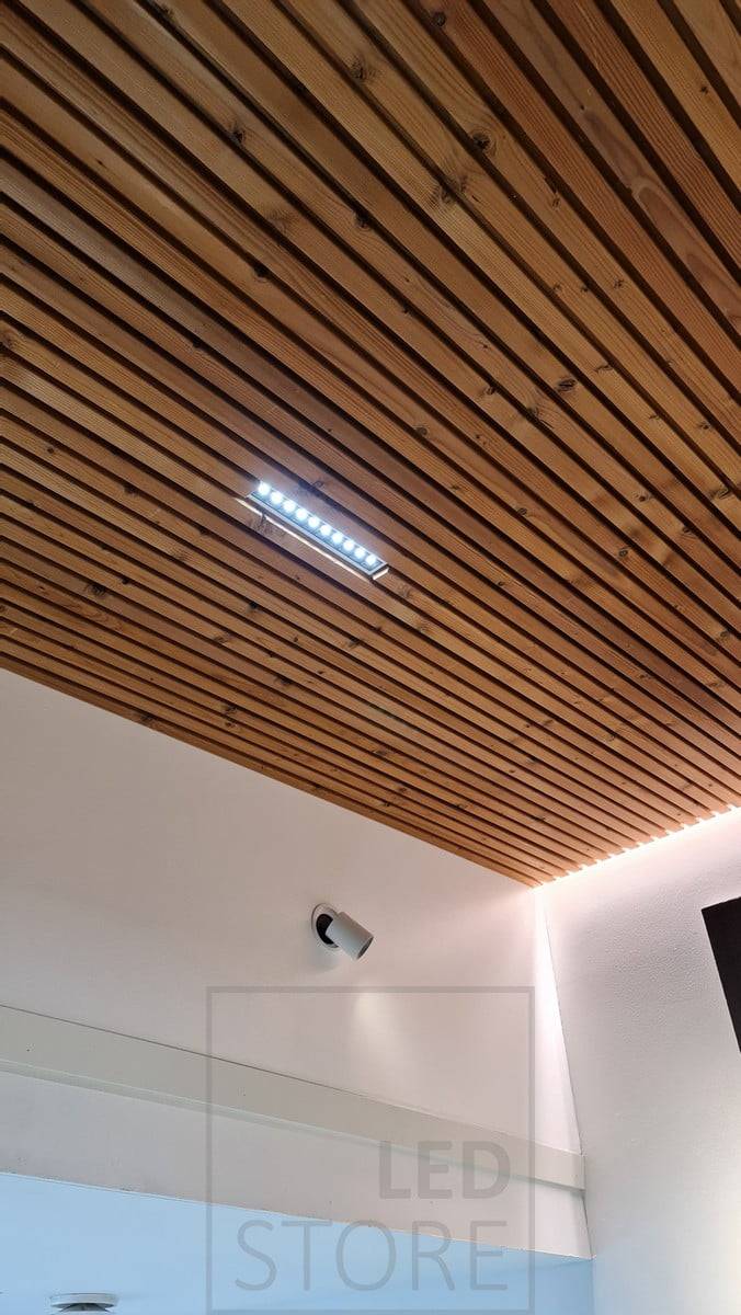 LINJA 10 empotrada en el techo de celosía. La luminaria es perfecta para la iluminación de ángulo estrecho y la potencia luminosa es suficiente incluso en techos altos. Ledstore.fi