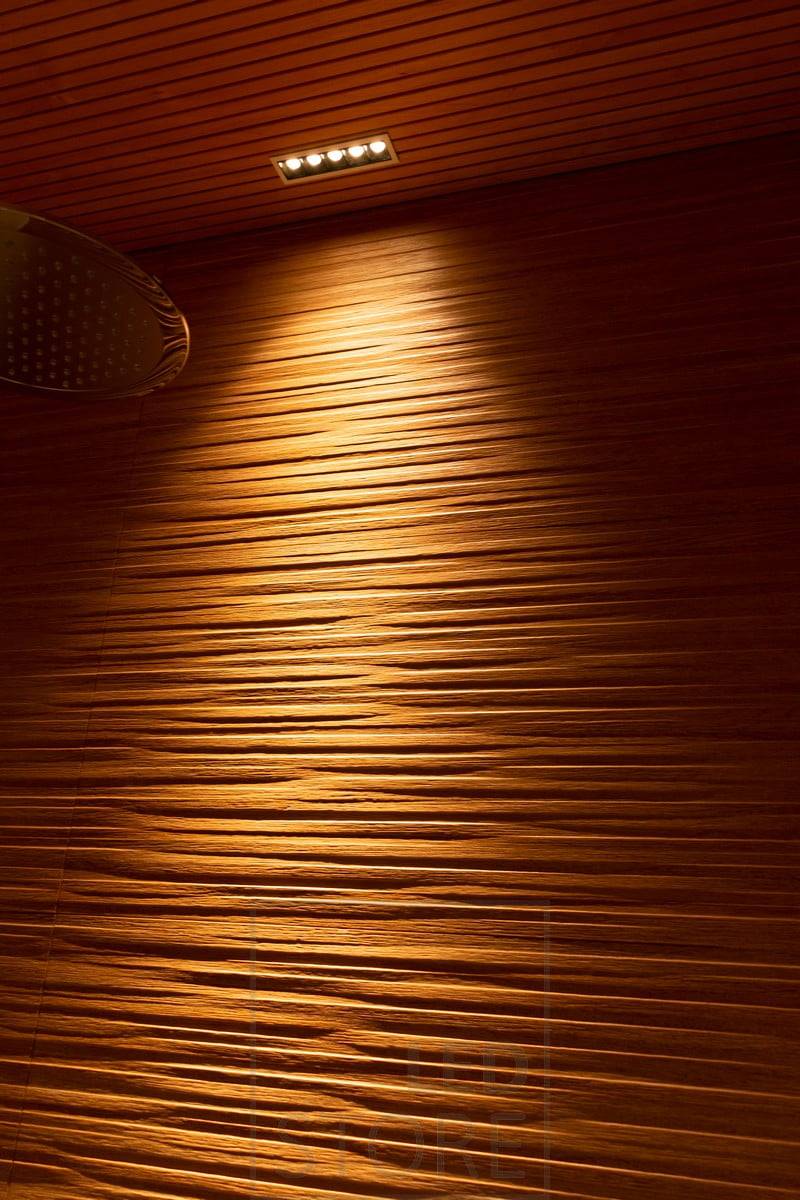Led LINJA 5 para resaltar el hermoso azulejo estampado de la ducha. La iluminación resalta muy bien la textura. Ledstore.fi