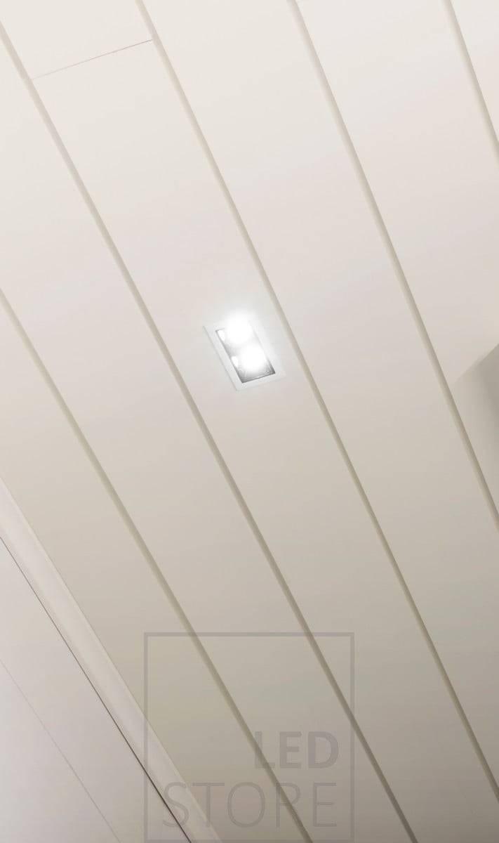 El led LINJA 2 con marco blanco es muy discreto en un techo blanco. Ledstore.fi