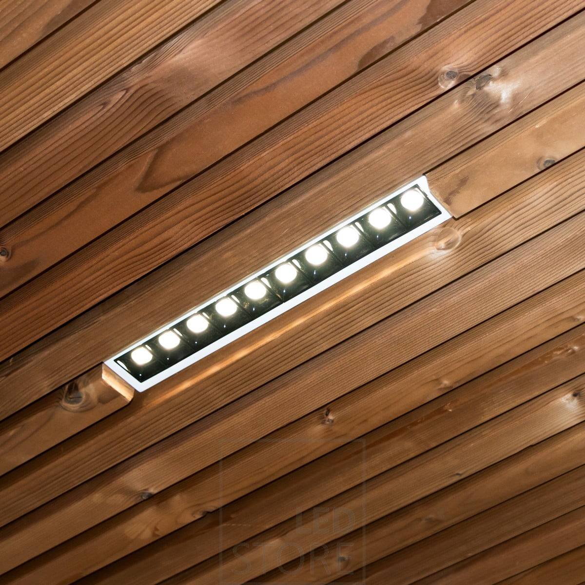 LINJA 10 empotrada en la pared. La luminaria tiene 10 focos de 2 W. La LINJA 10 es perfecta para la iluminación de ángulo estrecho en interiores, por ejemplo como iluminación de acento para superficies de pared y cuadros, en pasillos y para quienes necesitan una iluminación general de ángulo estrecho. Ledstore.fi