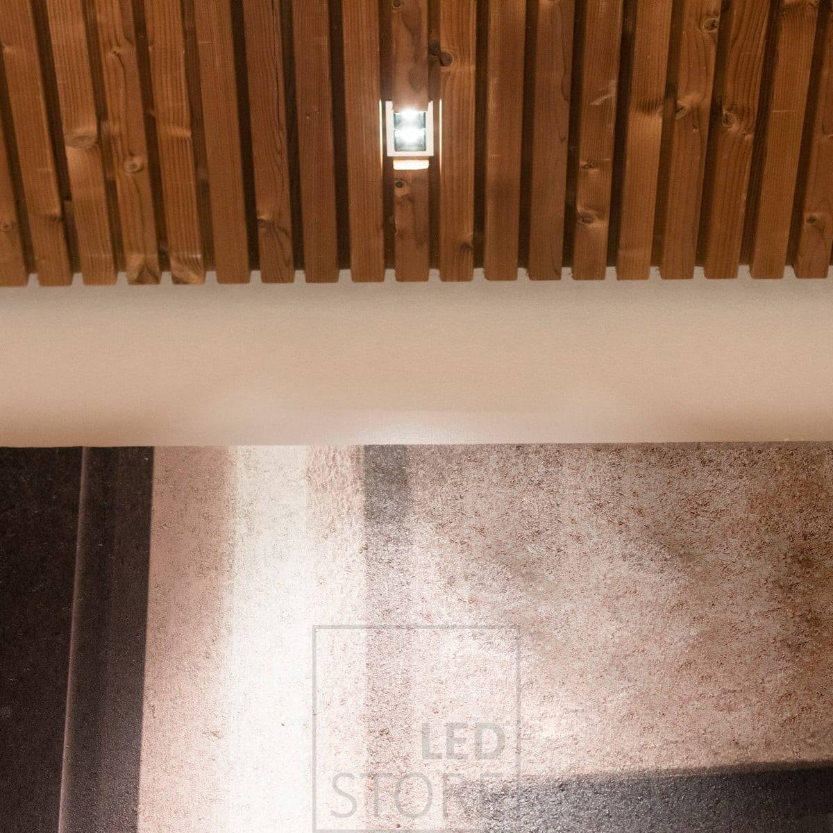 Foco Led LINJA 2 que resalta un cuadro en un techo de listones. La luminaria está empotrada en la cornisa, por lo que resulta muy discreta. Ledstore.fi
