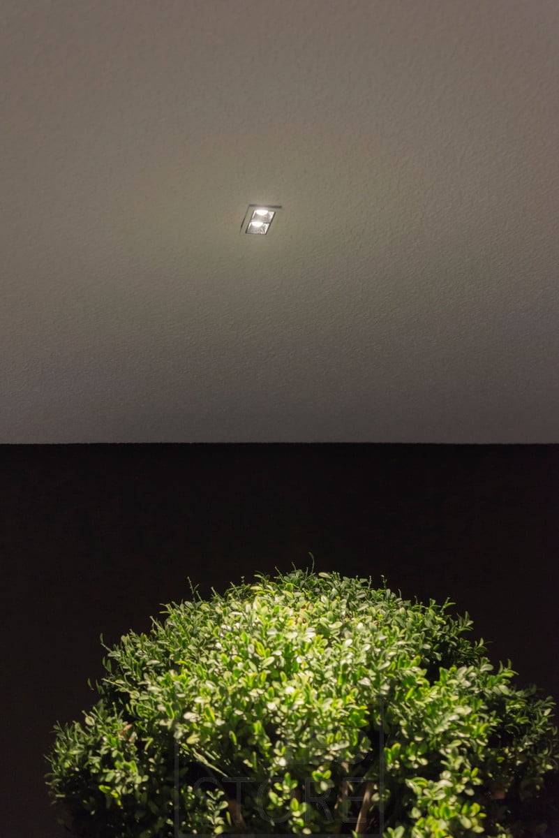 Un pequeño foco LINJA 2 en el techo de la terraza, que crea una luz atmosférica e ilumina las plantas de exterior. Ledstore.fi