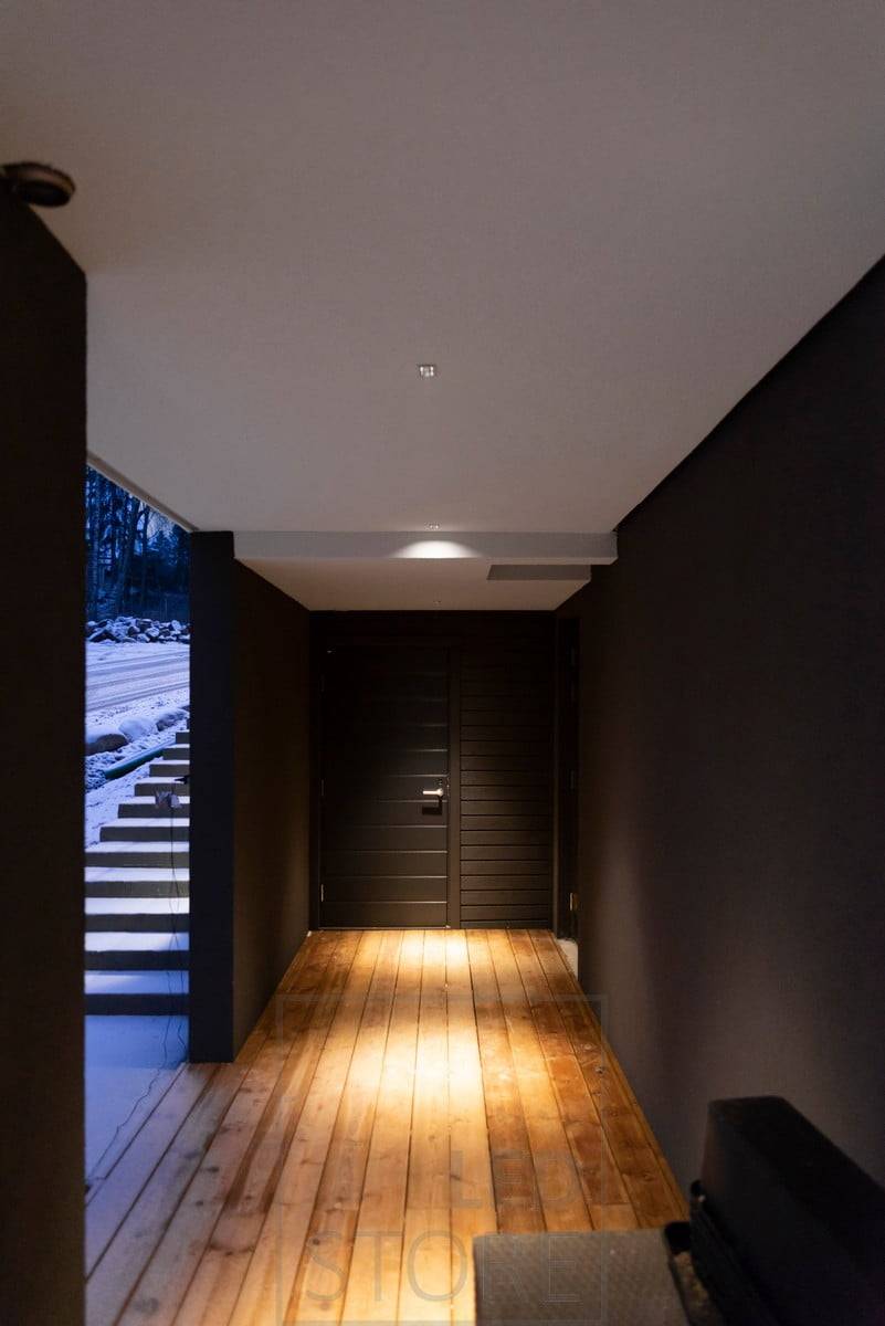 Puntos LINJA en el techo que iluminan la luz de ángulo estrecho. El pequeño punto pasa desapercibido a pesar de estar bien iluminado. Ledstore.fi
