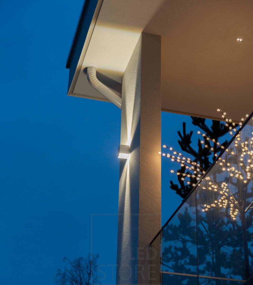 El aplique Led FUNK tiene un ángulo de apertura de la luz ajustable. Un pequeño punto en el techo de la terraza, LINJA 2, ilumina la terraza con luz general. Ledstore.fi