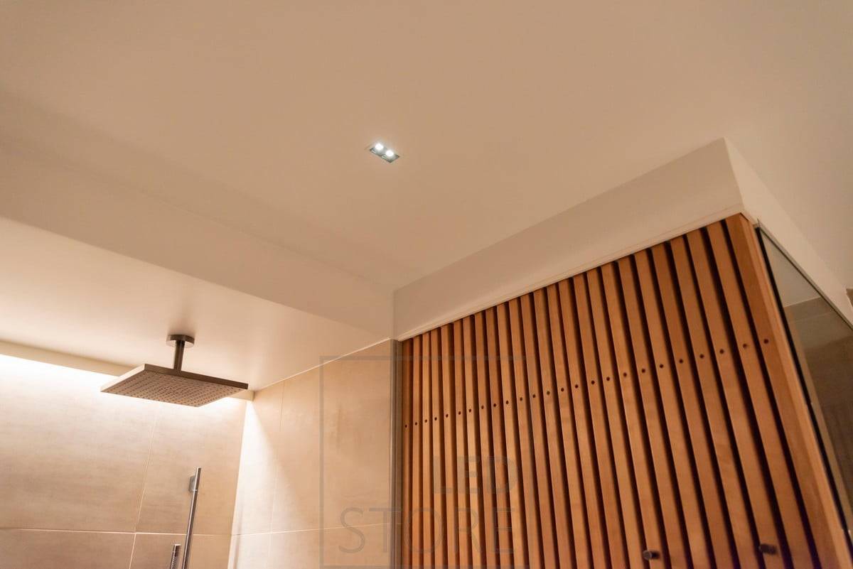 LINJA 2 en el techo del baño como foco de ángulo estrecho, detrás de la ducha como luz de ambiente con una tira led que ilumina la luz indirecta. Ledstore.fi