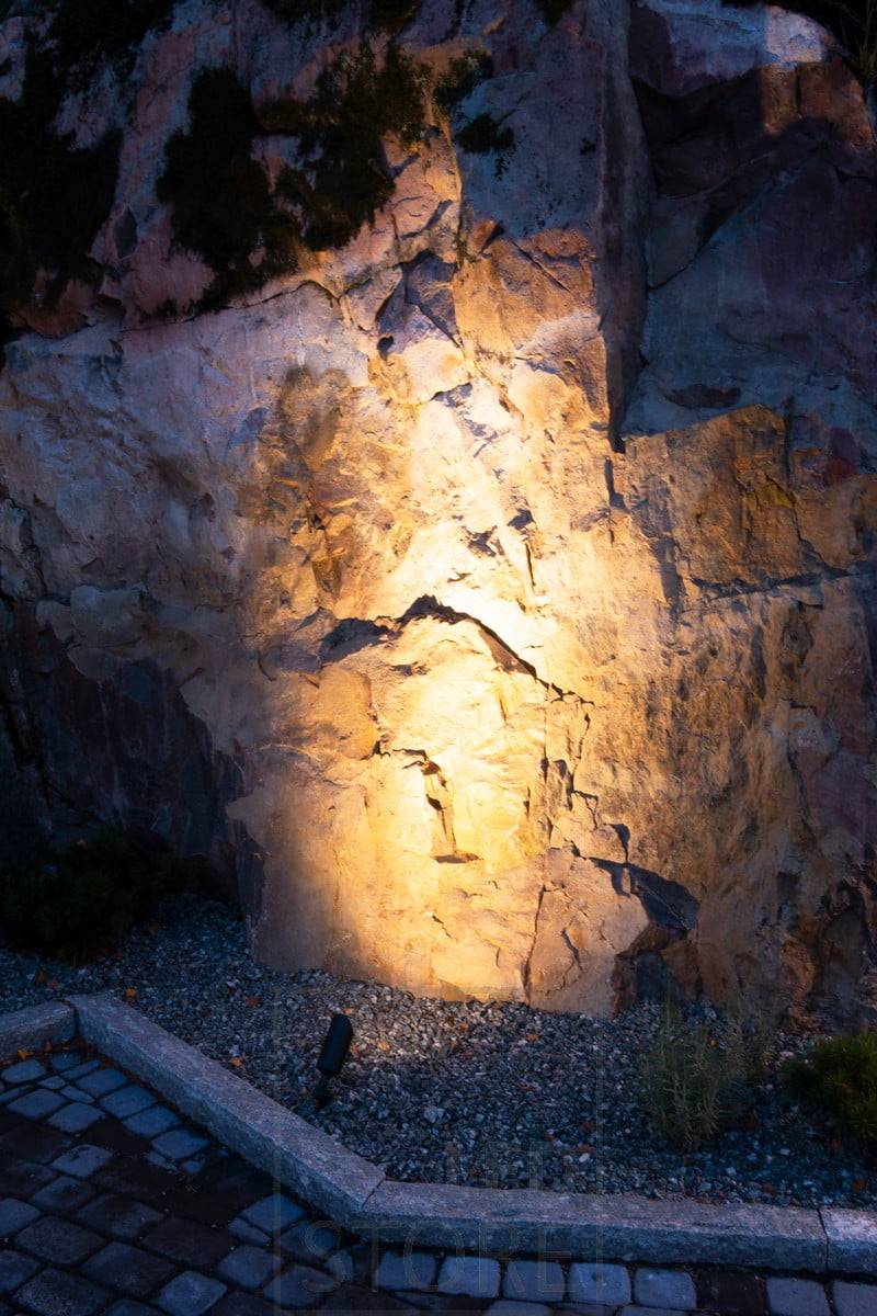SPIKE es una luminaria versátil para exteriores. El cuerpo y la pantalla antideslumbrante son ajustables y la luminaria tiene protección IP65. Ledstore.fi