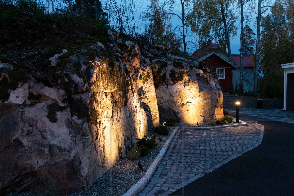 Led SPIKE ground light iluminando y resaltando la roca. Ledstore.fi