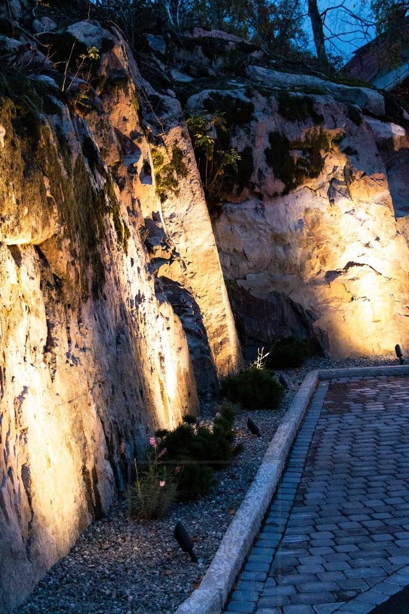 Luminaria de suelo Led SPIKE que ilumina y resalta la roca. El cuerpo de la luminaria es negro mate con un ángulo de haz de 40 grados. Ledstore.fi