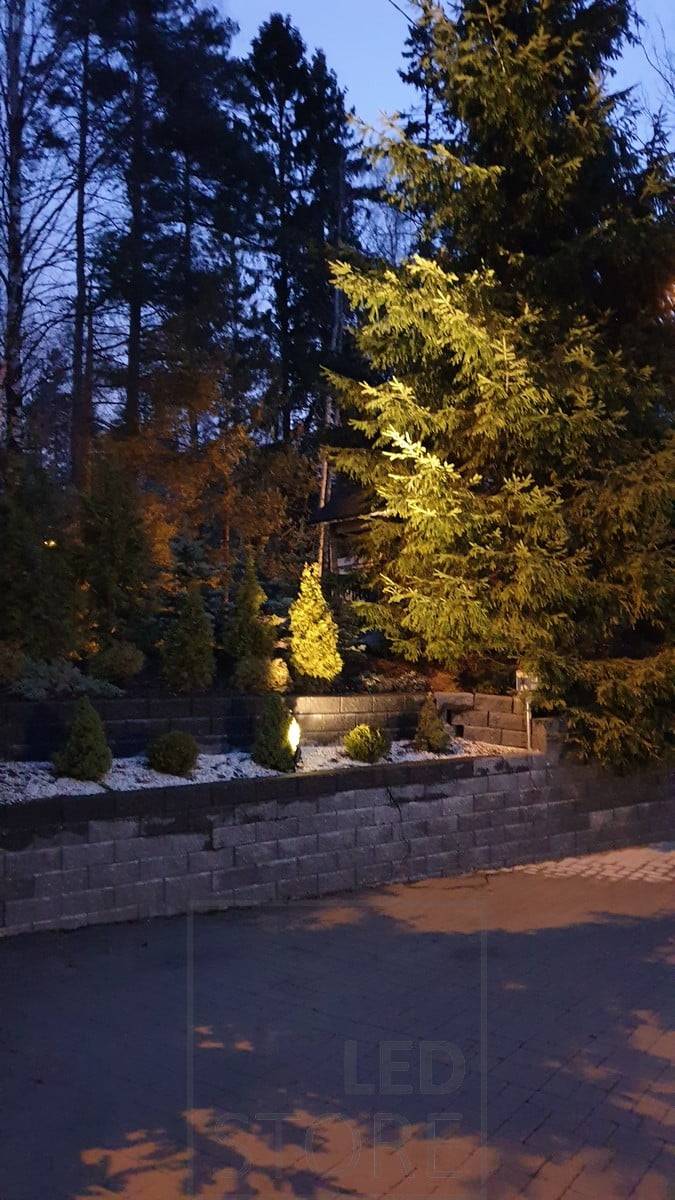 Led ground light SPIKE - La ground light SPIKE ilumina directamente sobre el objetivo gracias a su cuerpo libremente ajustable, actuando así como creador de ambiente diferenciado y luz de acento. Ledstore.fi