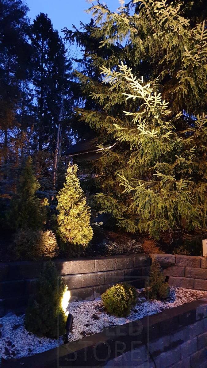 Led ground light SPIKE - la luz de suelo ilumina directamente sobre el objetivo gracias al cuerpo ajustable libremente. Ledstore.fi