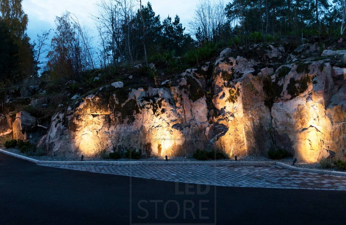 Logotipo de LED STORE sobre fondo verde con "LED STORE" en mayúsculas blancas en el centro de un cuadrado blanco.
