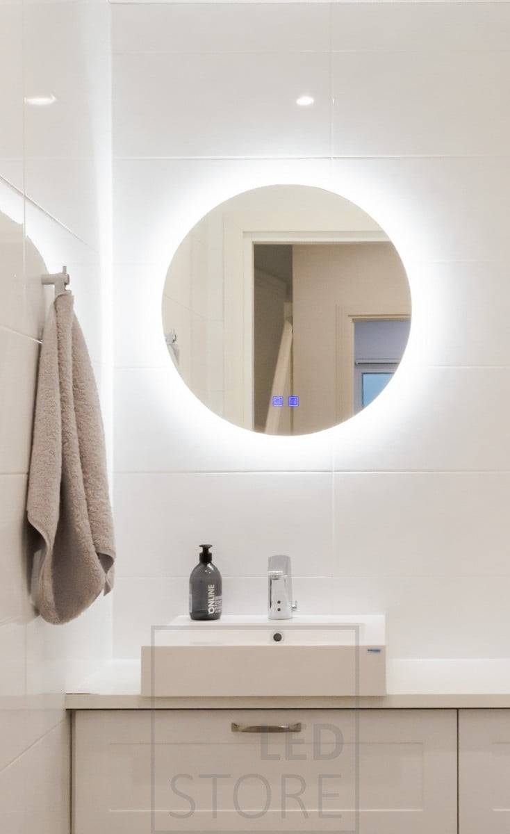 Luz atmosférica en el cuarto de baño con un espejo luminoso. El espejo tiene un diámetro de 600 mm, por lo que es ideal para espacios pequeños. Ledstore.fi
