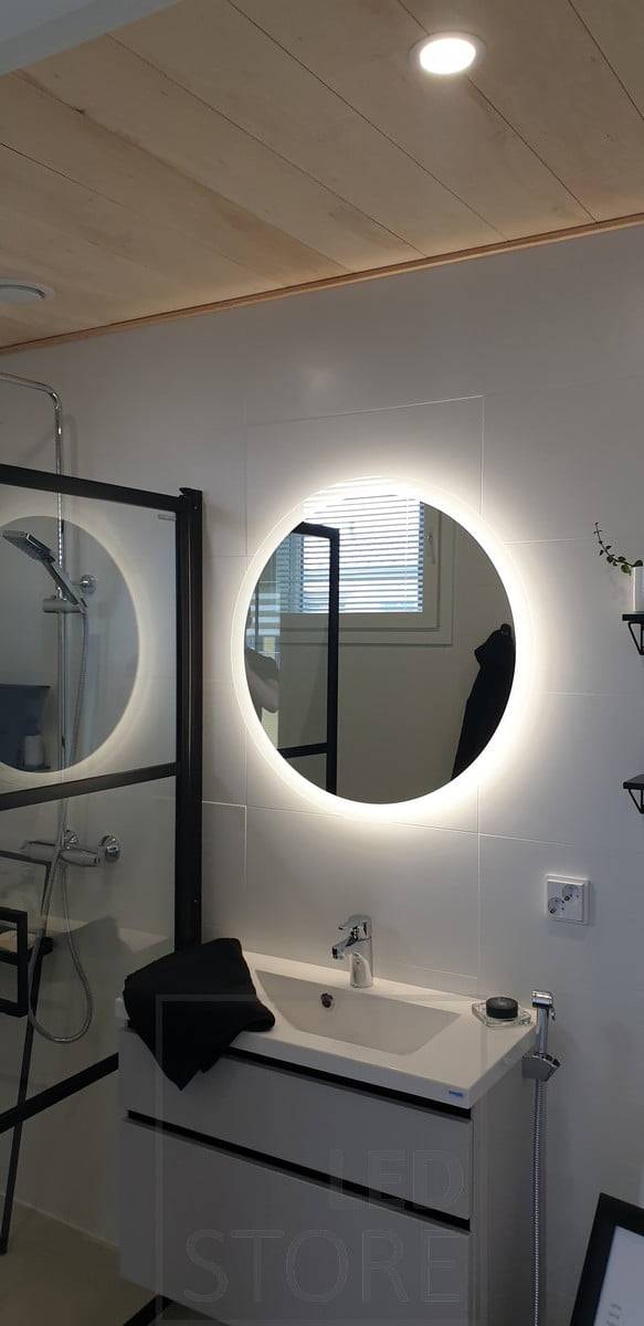Baño iluminado con foco y espejo de luz led. Ledstore.fi